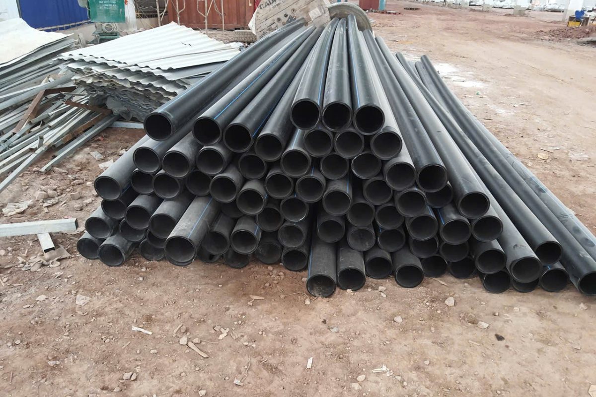 Ống HDPE Stropipe tập kết tại công trình nhà xưởng cùng cuộn cáp điện