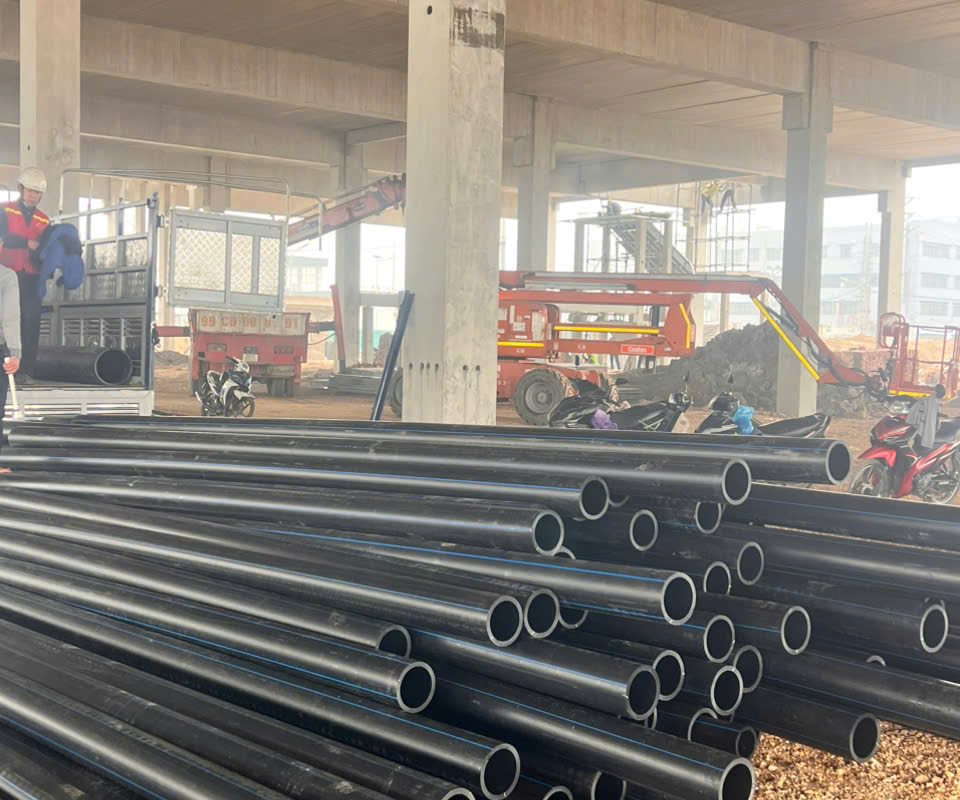 Ống HDPE tập kết trong nhà xưởng khu công nghiệp đang xây dựng
