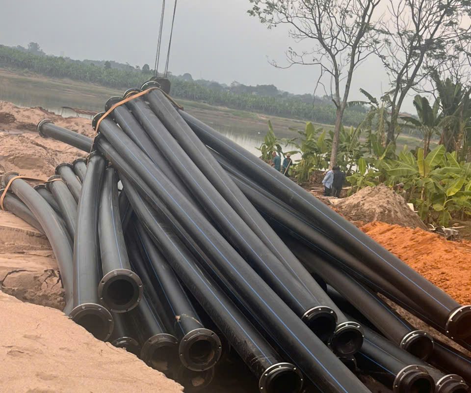 Ống HDPE đường kính lớn nối mặt bích tại công trình ven hồ